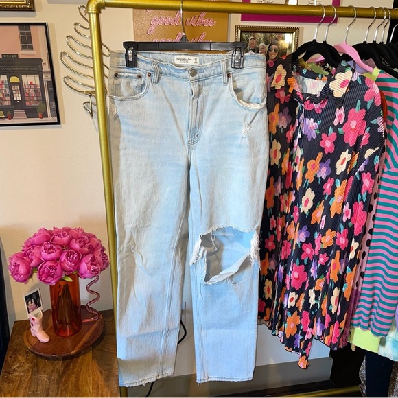 Abercrombie & Fitch 90s Straight Ultra High Rise Jean - Picture 9 of 9